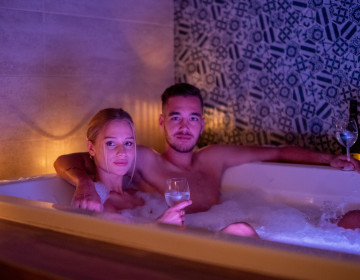 Privátny vírivý kupeľ so sektom